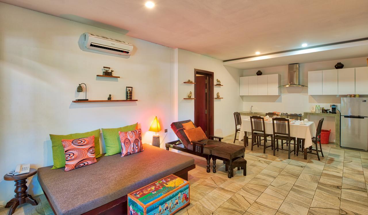 Mane Village Suites Siem Reap Exterior foto A living room with a kitchen in the background